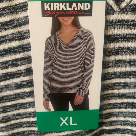 Kirkland XL WHITE AND BLACK V NECK - Picture 3 of 5
